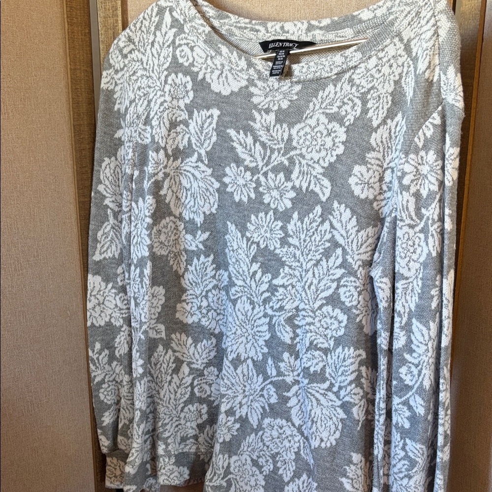 Ellen Tracy Gray and White Floral Jacquard Look Top Medium